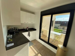 Private kitchen - Spacious 2-bedroom apartment (Saint-Maurice)
