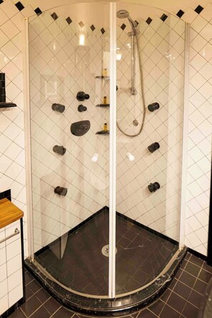 Dusche, Haartrockner, Bidet, Handtücher