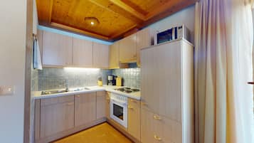 Family Apartment | Dapur peribadi | Pembancuh kopi/teh, cerek elektrik, kerusi tinggi, tisu
