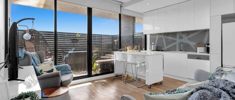 Smart-tv, böcker och en stereo