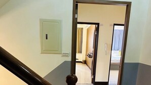 Een trap die leidt naar een kamer met een deur waarop '202' staat.