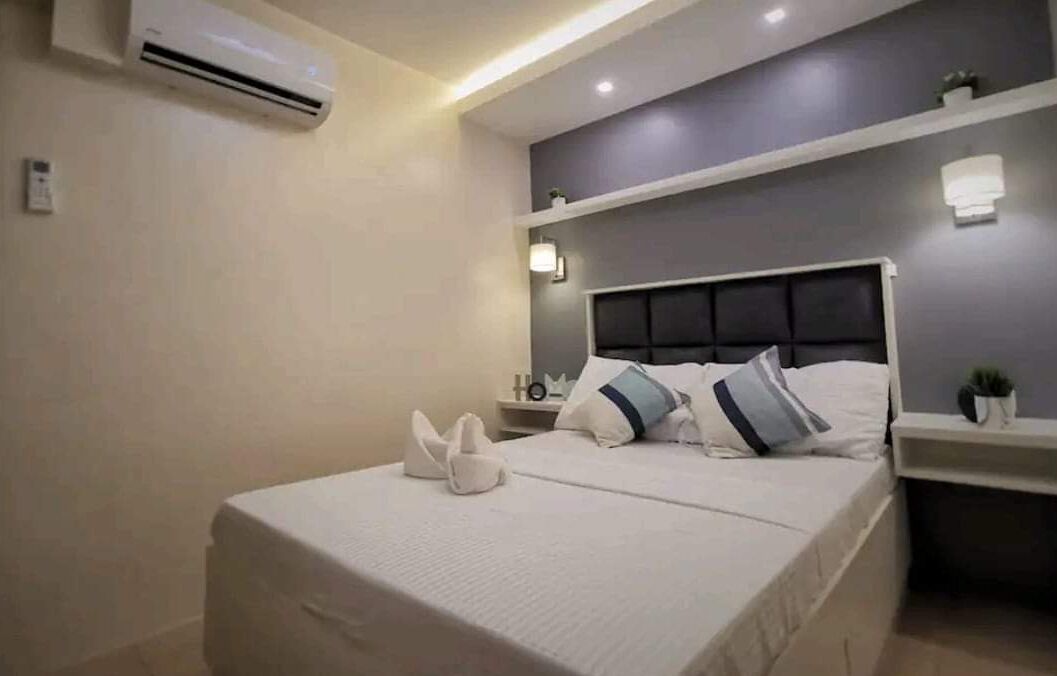 1 dormitorio, tabla de planchar con plancha, wifi y ropa de cama