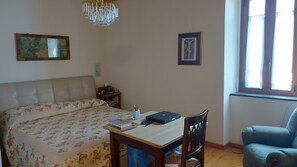 1 bedroom, bed sheets