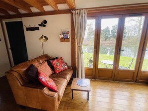 Living area - The perfect getaway. Set in stunning gardens overlooking a beautiful lake (Ringmer)