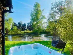 Outdoor spa tub - The perfect getaway. Set in stunning gardens overlooking a beautiful lake (Ringmer)