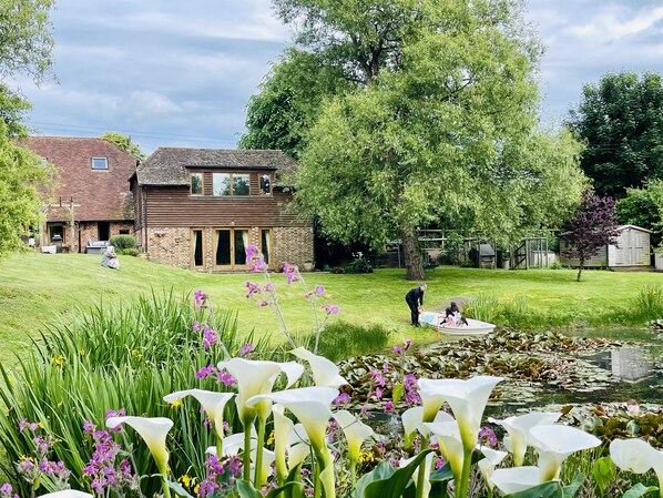 Property grounds - The perfect getaway. Set in stunning gardens overlooking a beautiful lake (Ringmer)