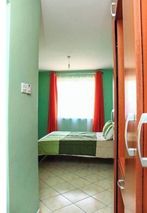 2 عدّة غرف نوم ومكواة/لوح كي وواي فاي وملاءات أسرّة