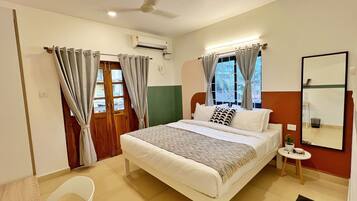Roupas de cama premium, escrivaninha, Wi-Fi de cortesia
