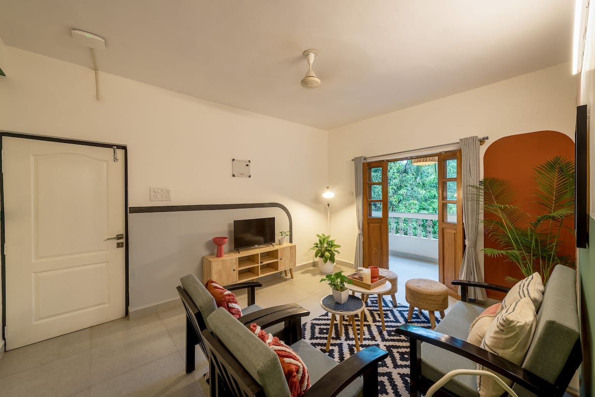 Deluxe Apartment | Living area | Flat-screen TV
