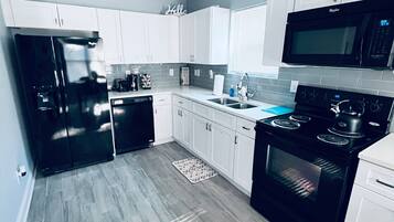 Peti sejuk, ketuhar gelombang mikro, ketuhar, dapur