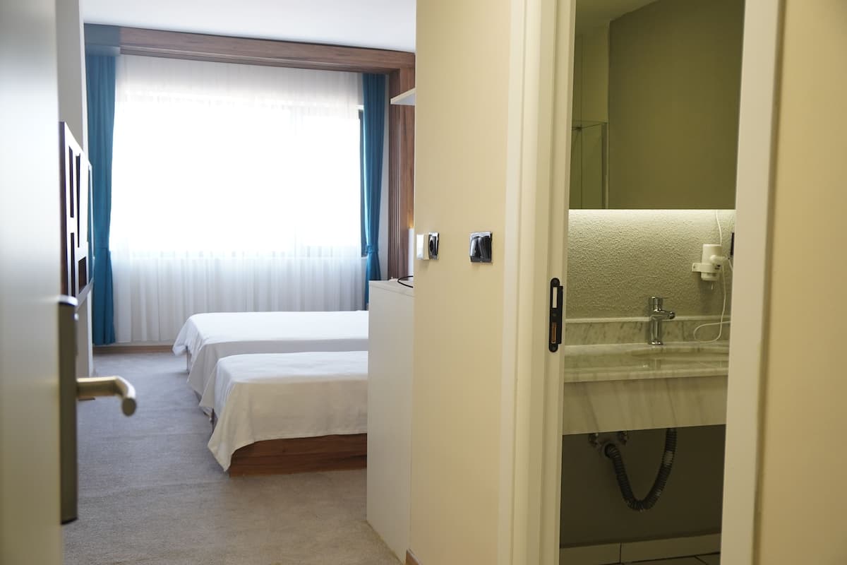 Standard-Dreibettzimmer, Nichtraucher, Stadtblick | Schallisolierte Zimmer, kostenloses WLAN
