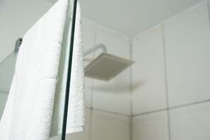 A bathroom with a white shower, tiled walls, and a towel hanging on a rack. - KANÇUL HOTEL TAŞTEPELER (Sanliurfa)
