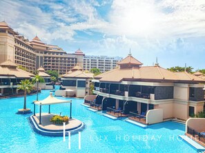 สระว่ายน้ำกลางแจ้ง