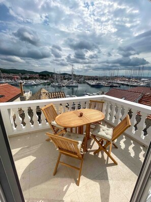 Outdoor dining - Mediterranean Riva House in Tribunj (Tribunj)