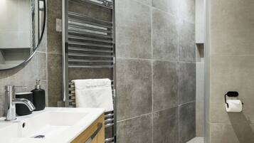 Classic Apartment | Bathroom | Shower, hydromassage showerhead, free toiletries, hair dryer