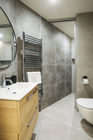 Classic Apartment | Bathroom | Shower, hydromassage showerhead, free toiletries, hair dryer