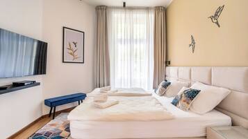 Classic Apartment | 4 bedrooms, Select Comfort beds, blackout drapes, free WiFi