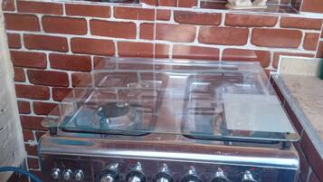 Lemari es, oven, pemanggang roti, dan penanak nasi