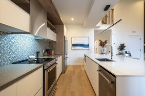 Køleskab, mikrobølgeovn, ovn, kogeplade