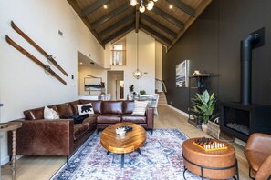 スマートテレビ、暖炉、ステレオ