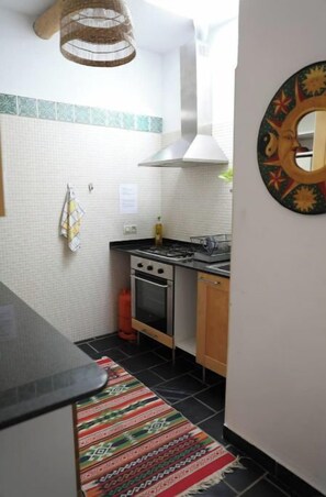 Refrigerador, horno, parrilla de estufa y tetera eléctrica 