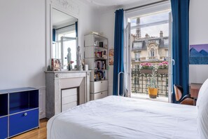 3 chambres, bureau, fer et planche à repasser, lit parapluie
