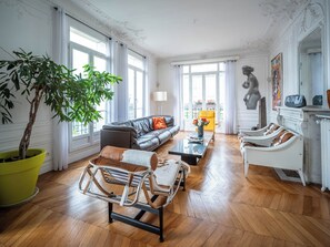 Smart-TV, Kamin, Drucker