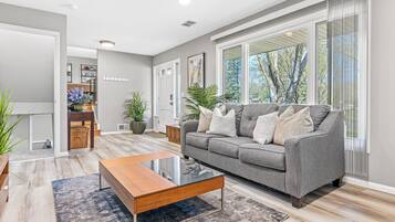 Rumah, 4 kamar tidur, patio | Ruang keluarga | Buku