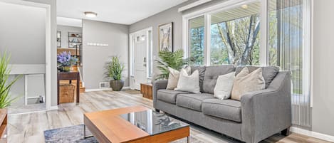 House, 4 Bedrooms, Patio | Living room | Books