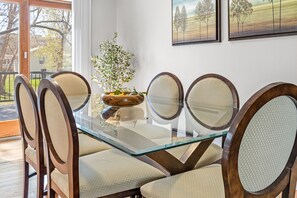 Casa, 4 habitaciones, patio | Comedor