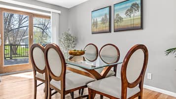 House, 4 Bedrooms, Patio | Living area | Books