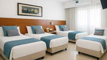 Habitación cuádruple estándar | Ropa de cama de alta calidad, colchones viscoelásticos, caja fuerte