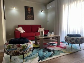 BeOne Suite - 1 Double Bed + Sofa | Oleskelualue | LED-televisio, Netflix, suoratoistopalvelut