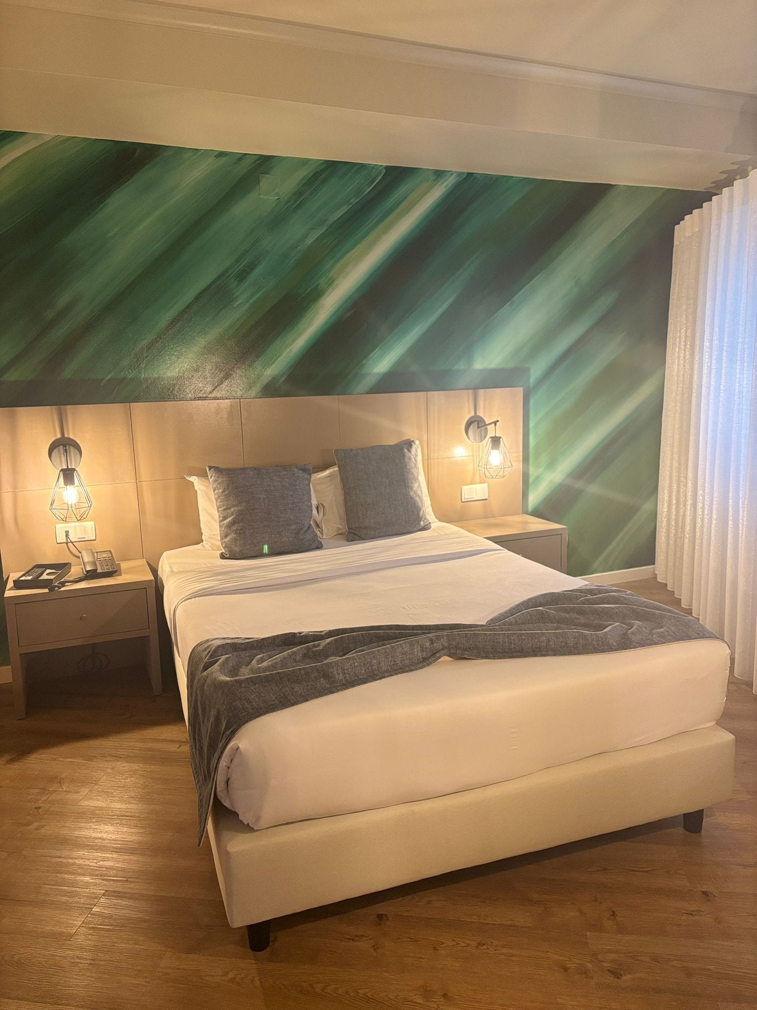 Deluxe Double - Double Bed | 高档床上用品、记忆海绵床垫、客房内保险箱、特色装修