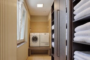 Apartament Deluxe | Bany | Banyera i dutxa independents, assecador de cabells, tovalloles i sabó