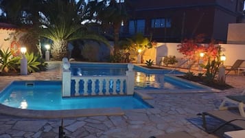 Piscina all'aperto, una piscina riscaldata