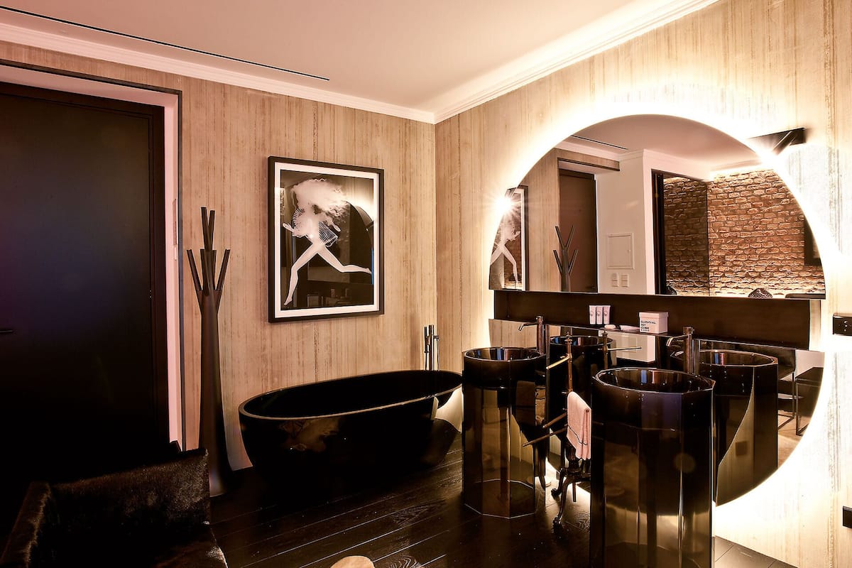 Deluxe-Suite | Badezimmer | Dusche, Regendusche, Haartrockner, Bademäntel