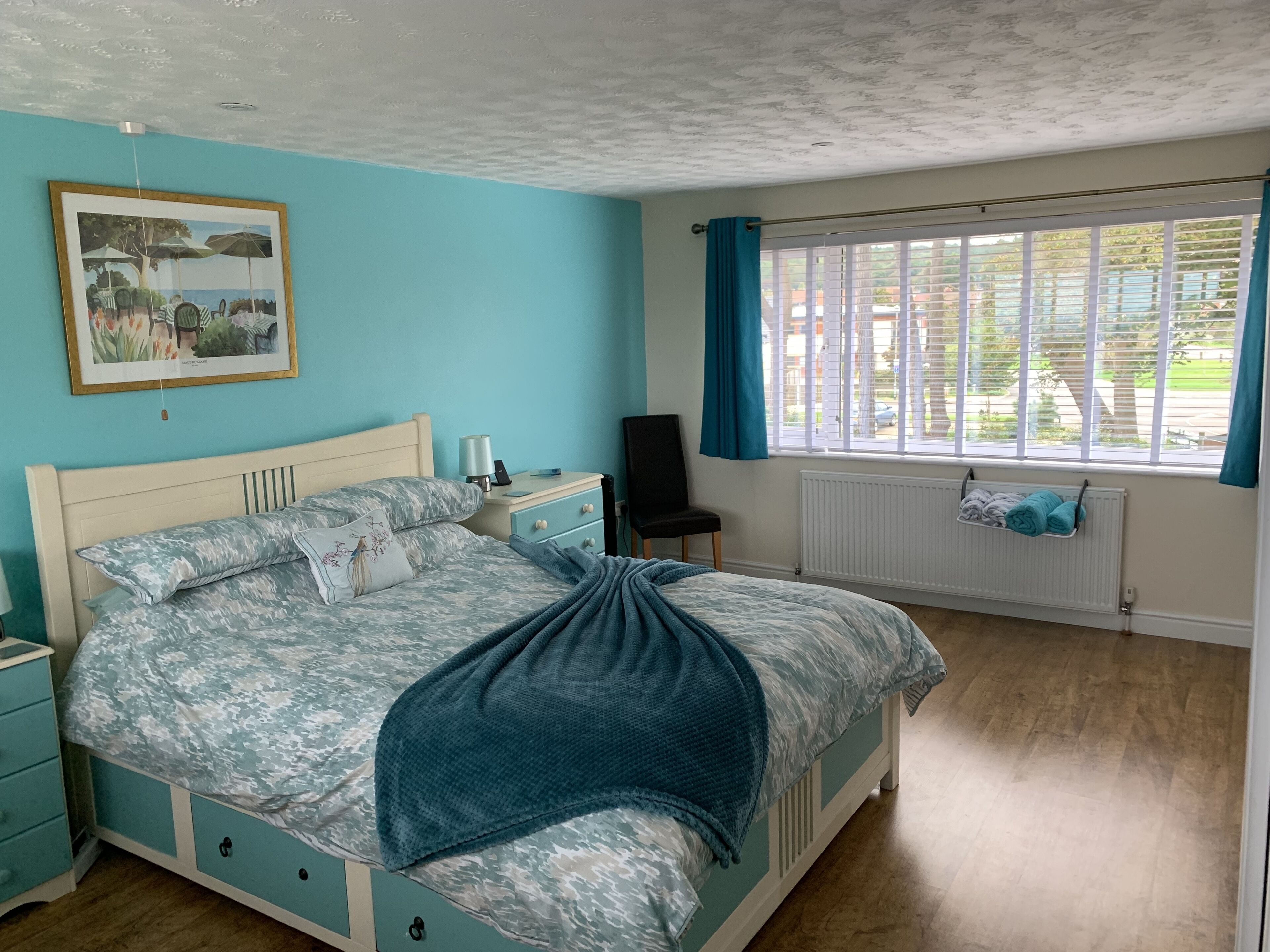 4 間睡房、書桌、熨斗/熨衫板、可攜式嬰兒床