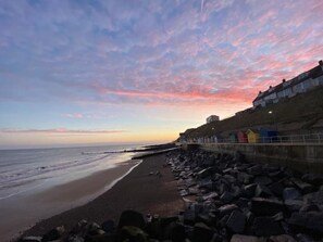 Beach - Norfolk seaside retreat - 6 mins walk to the town and 15 mins to the beach (Sheringham,)