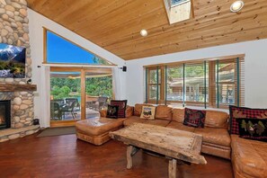 TV, fireplace - Lake View Cabin: Hot Tub, Pool table, Sleeps 8 (Big Bear Lake)