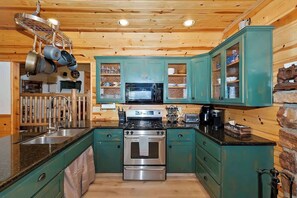 Køleskab, mikrobølgeovn, ovn, kogeplade