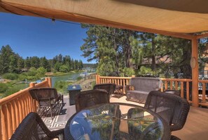 Outdoor dining - Lake View Cabin: Hot Tub, Pool table, Sleeps 8 (Big Bear Lake)