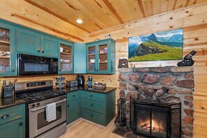 Fridge, microwave, oven, stovetop - Fox Lake Cabin Lake View l Spa l Pool Table (Big Bear Lake)