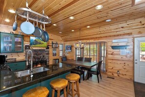 Dining - Fox Lake Cabin Lake View l Spa l Pool Table (Big Bear Lake)