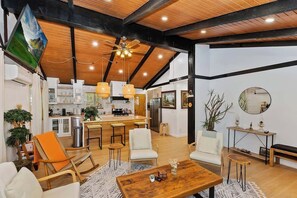 TV - Eagle Peak Modern Cabin Near the Lake with AC (Big Bear Lake)