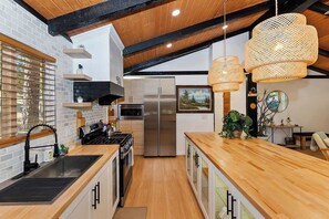 Refrigerador, microondas, horno y parrilla de estufa 