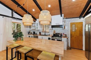 Fridge, microwave, oven, stovetop - Eagle Peak Modern Cabin Near the Lake with AC (Big Bear Lake)