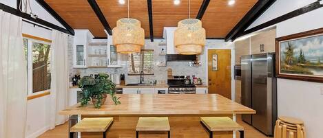 Frigorífico, microondas, horno y placa de cocina