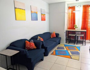 Smart TV, books, computer monitors - Comfort in New Kingston (Kingston)