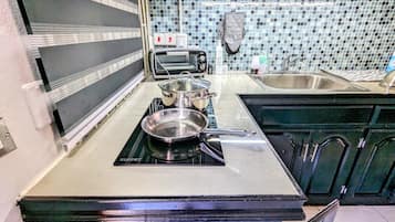 Réfrigérateur, micro-ondes, plaque de cuisson, bouilloire électrique